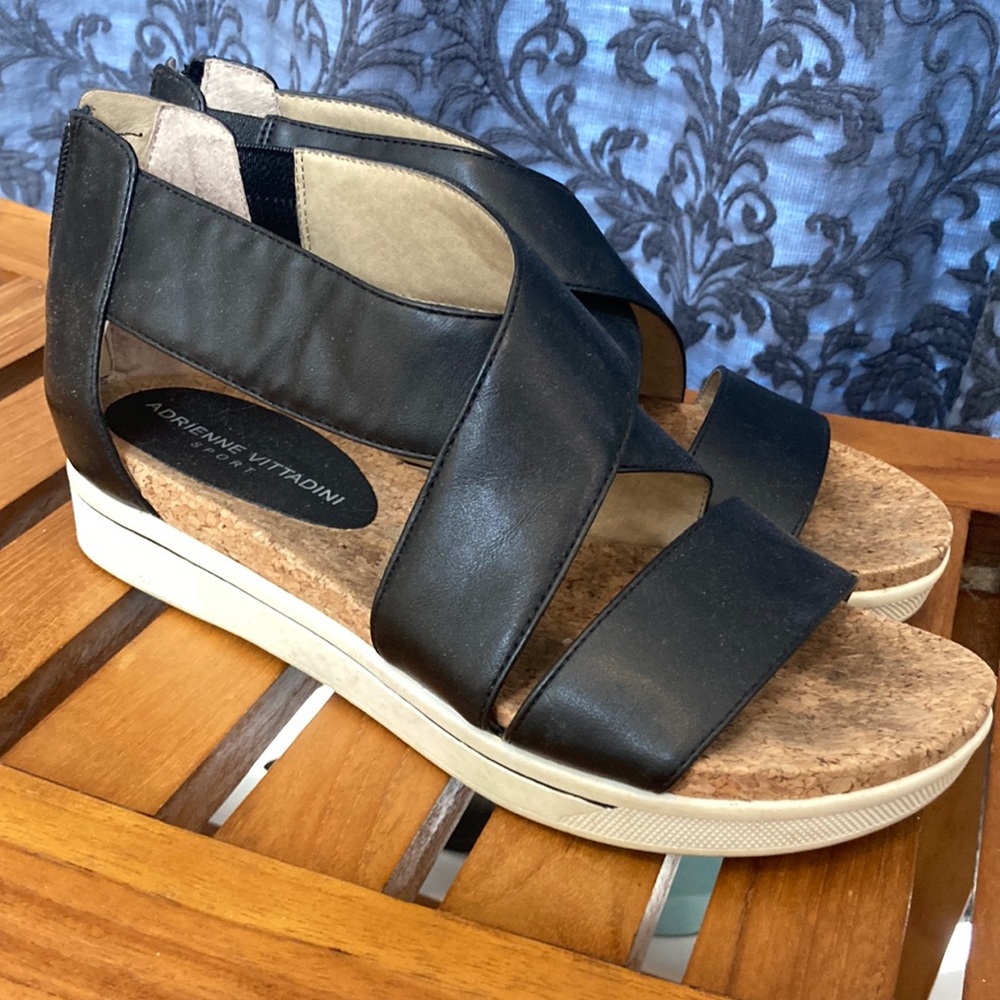 Adrienne Vitadini Sz 8 black cross cross zippered back sandals excellent cond